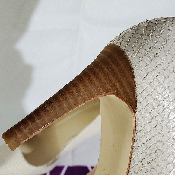 Nine West White/Cream Leather Snakeskin Closed Toe Heels - Size 6.5 M - Picture 15 of 16